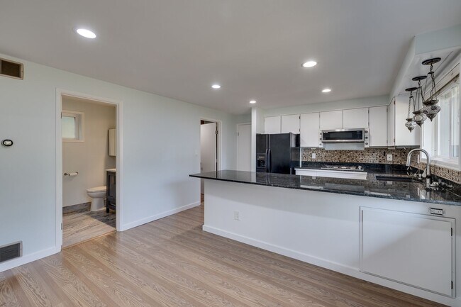 Foto del edificio - Updated Two-Story Home in Sought-After Loc...