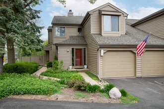 Building Photo - 884 N Shoreline Rd