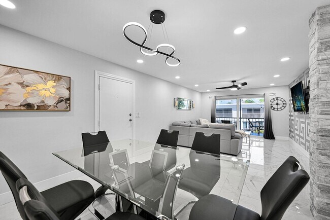 Foto del edificio - 6279 Bay Club Dr