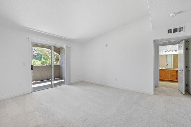 Foto del edificio - Beautifully maintained 1-story condo in Resort Style Community!