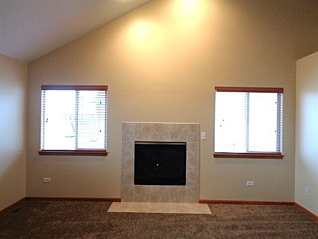 Building Photo - 2012 Waters Edge Dr