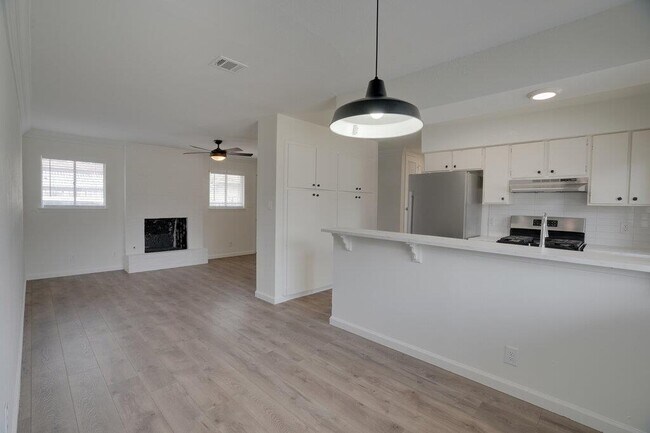 Building Photo - 304 John N Garner Cir