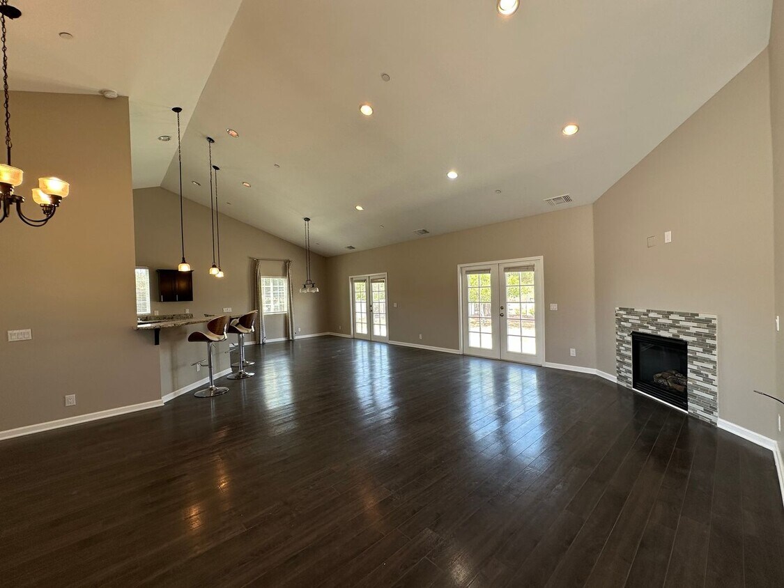 Foto principal - Beautiful, Updated 3 bedroom 2 bathroom home ready to welcome you HOME!