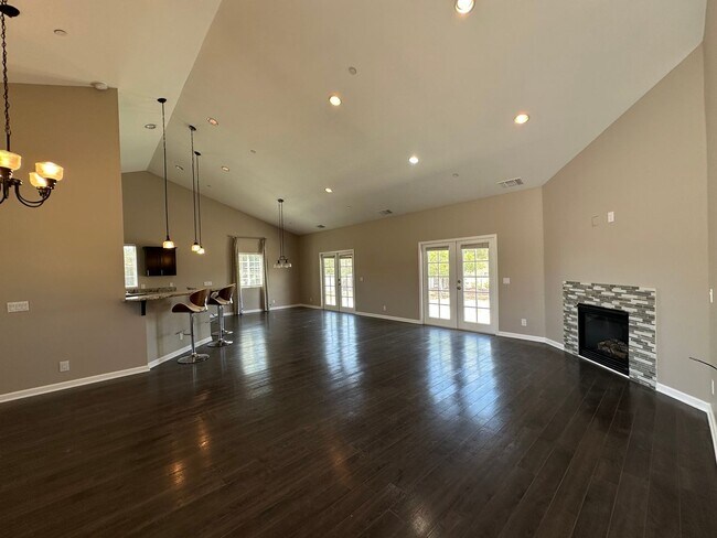 Building Photo - $250 Move-In Special! Updated 3 bedroom 2 bathroom home ready to welcome you HOME!