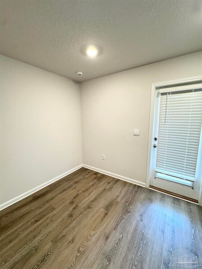 Foto del edificio - 6311 Burrow Ln