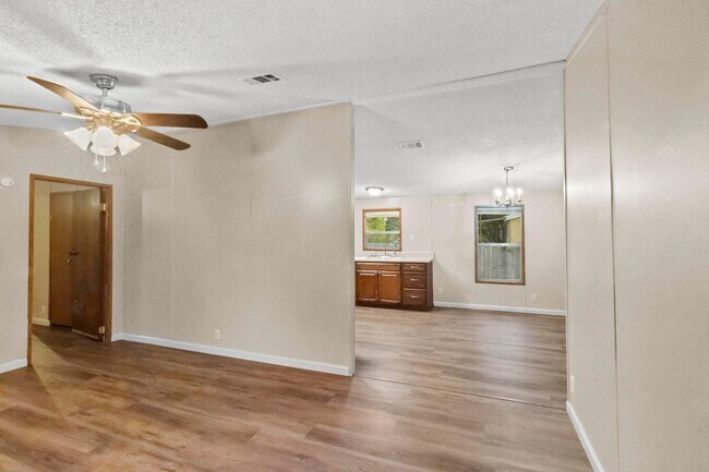 Foto del edificio - 9108 Eagle Nest Dr