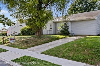 Building Photo - 988 Woodgate Ave