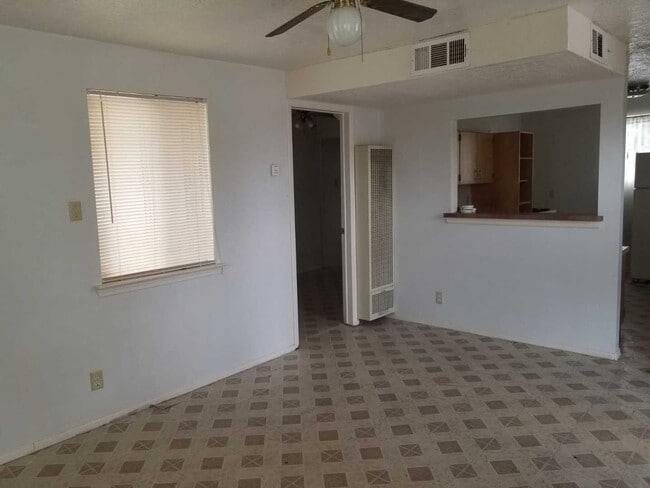 Building Photo - Nice and Cozy Duplex located in Northeast ...