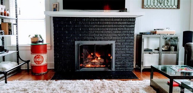 Building Photo - 548 Harmon St