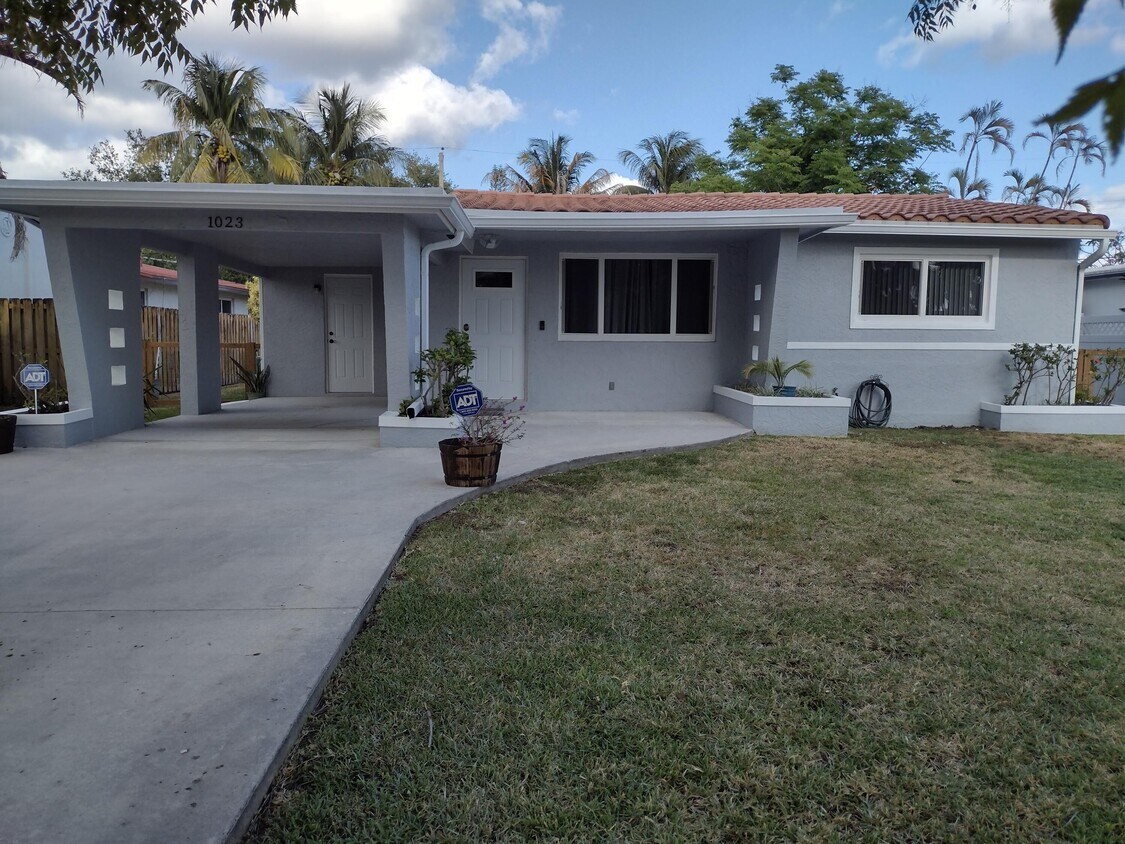 Foto principal - 1023 N Golf Dr