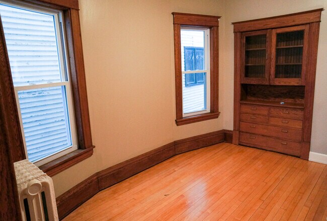 Building Photo - AVAILABLE JUNE - 2 Bed, 2 Bath + Den
