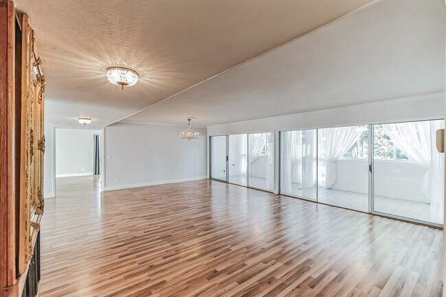 Building Photo - 111 Wellesley Cres