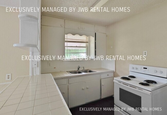 Building Photo - 1011 Westbrook Cir E