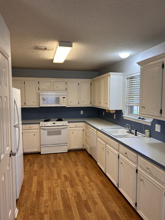 Building Photo - Nice Three Bedroom - Northridge