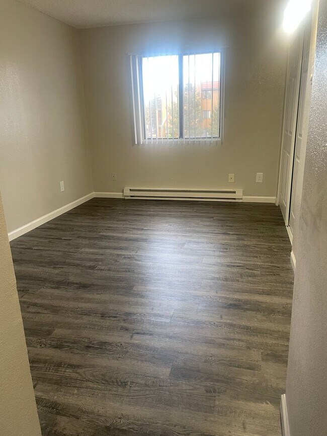 Building Photo - Beautiful One Bedroom Remodeled  Available