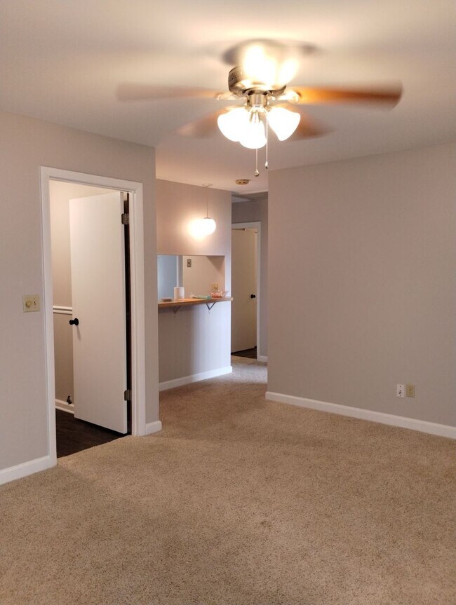 Building Photo - 728-728 Red Deer Ln