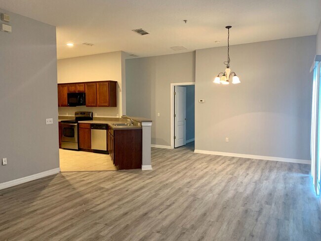 Building Photo - Spacious 2 bedroom/2 bath Condo with 1 car garage in Harmony for Rent