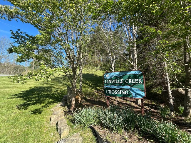 Building Photo - Fabulous Home with Wonderful Views and Hug...