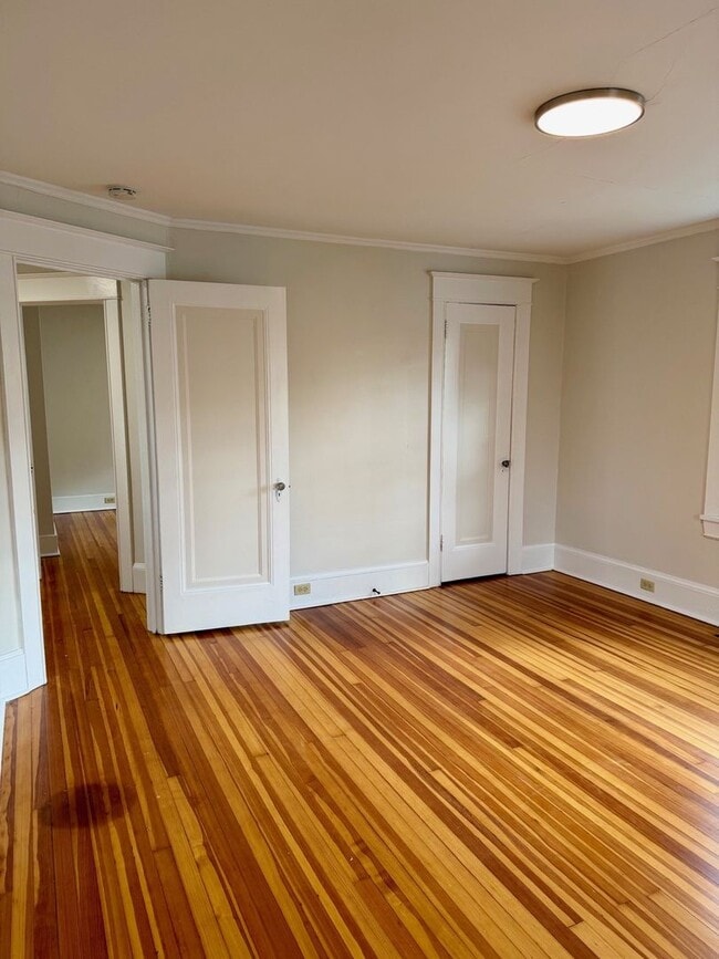 Building Photo - 302 Hasbrouck Ave