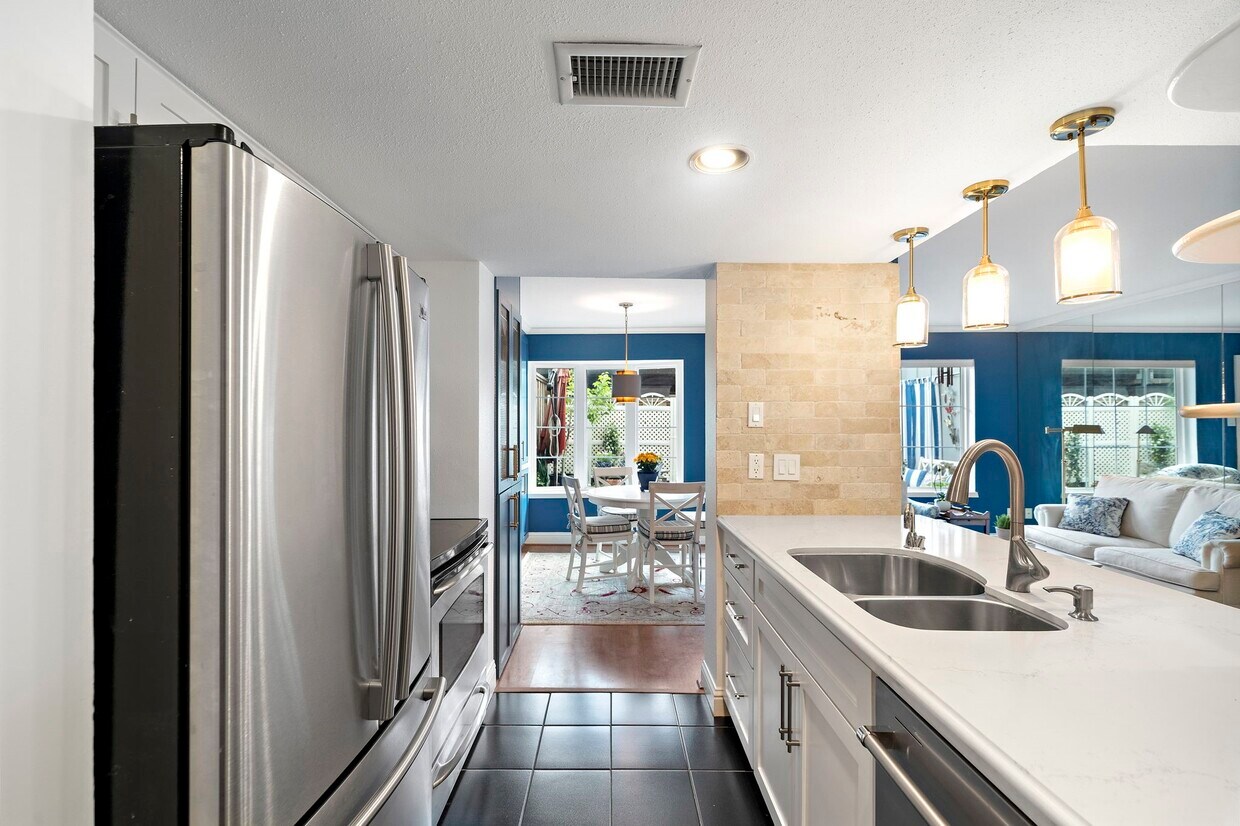 Foto principal - 8944 Chatsworth Dr