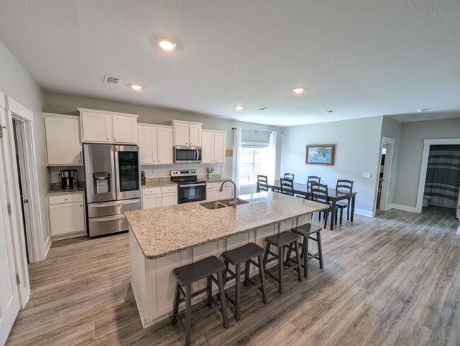 Foto del edificio - 6056 Forest Bay Ave