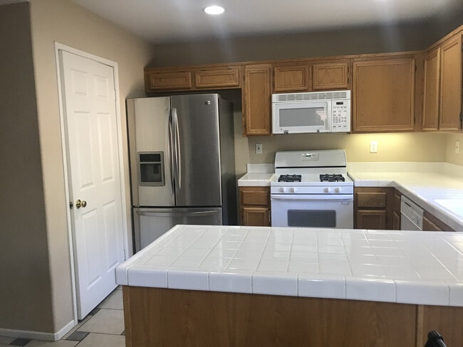 Building Photo - ***Move in Special $1000***Oceanside Great Location 3 Bedroom Home!