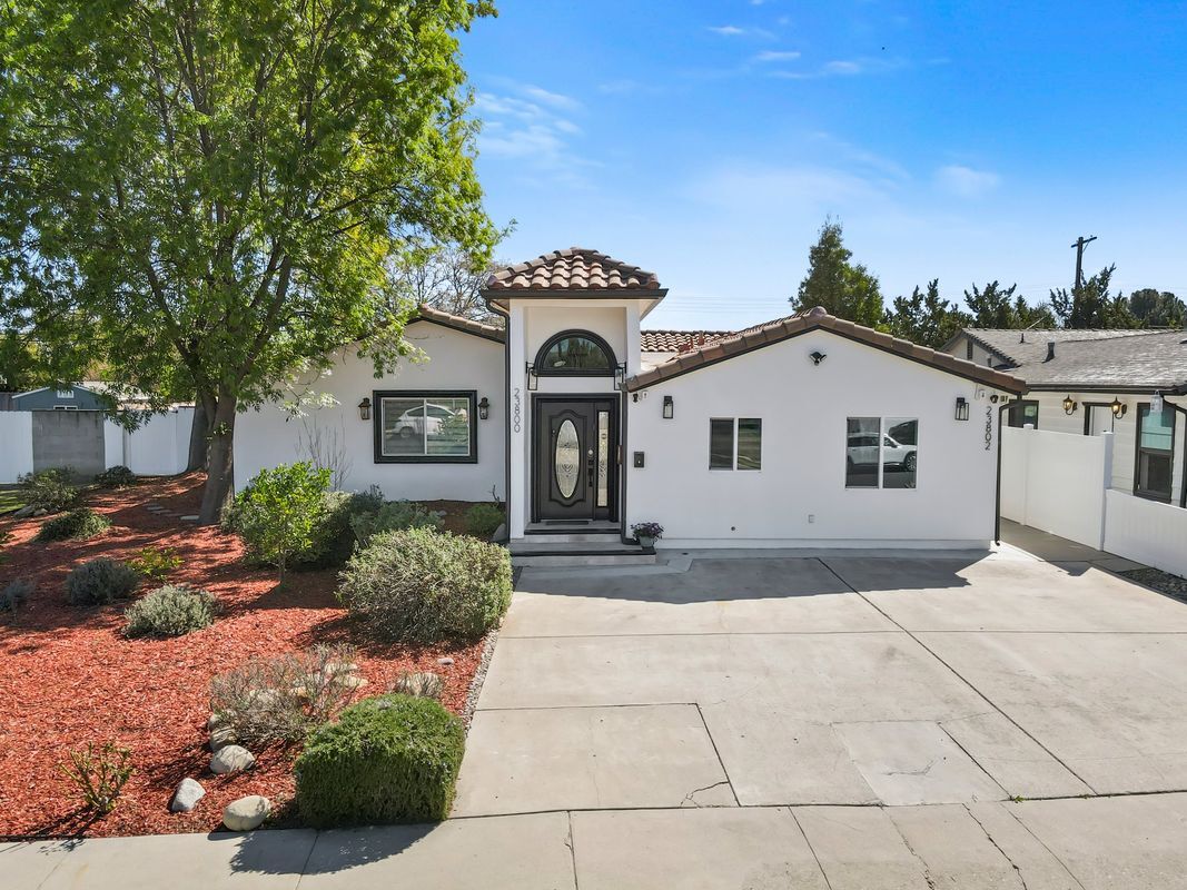 Foto principal - 23800 Mobile St