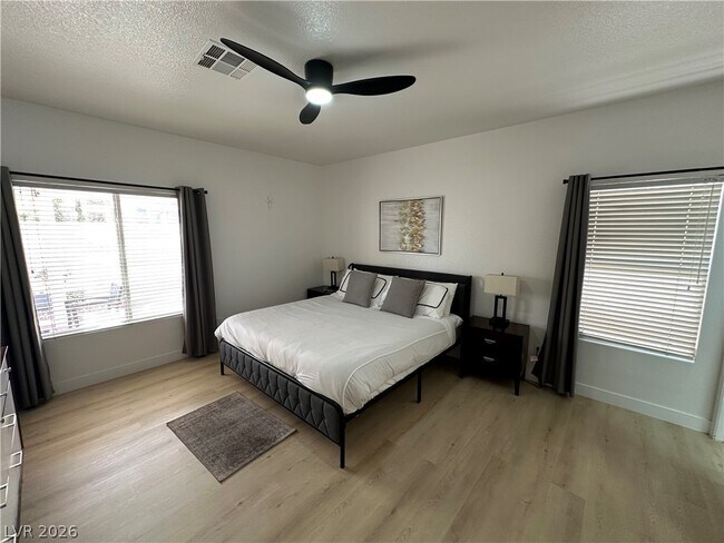 Foto del edificio - 9825 Garamound Ave