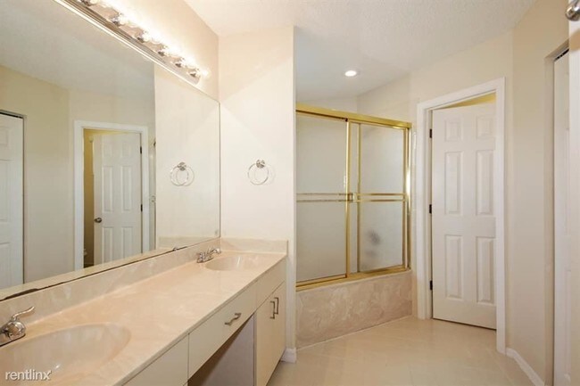 Foto del edificio - 3 br, 2.5 bath House - 4852 NW 15th St
