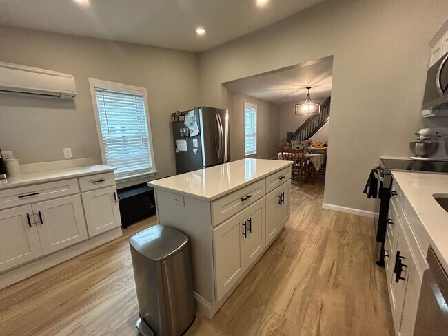 Foto del edificio - Move-In Ready: Modern & Stylish Fully Reno...