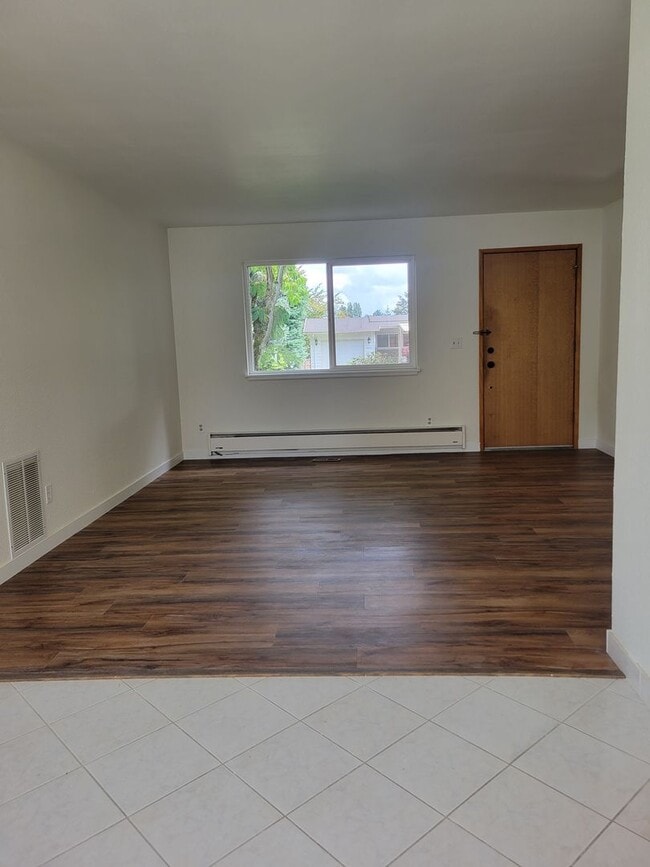 Building Photo - Beautiful 4 bd 2 bath with a mother in law...