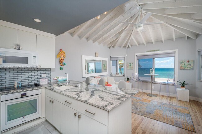 Foto del edificio - 3400 N Surf Rd