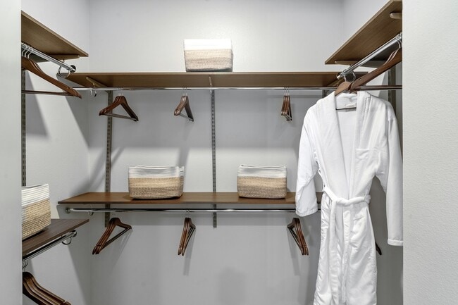 Experimente el lujo y la organización con este espacio de armario elegantemente diseñado. - The Emory