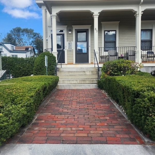 Building Photo - 83 Elm St