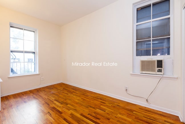 Building Photo - 118 E 11th St