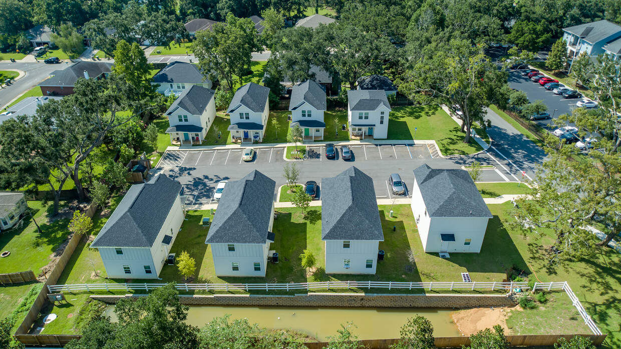 Primary Photo - Utopia Cottages - Private Student Housing