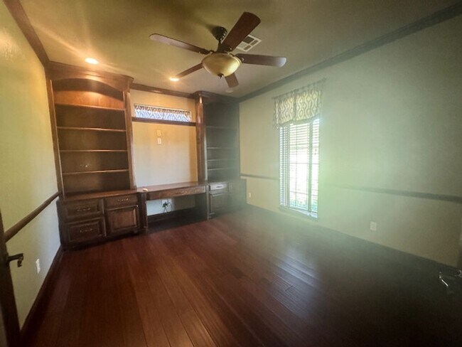 Foto del edificio - Large 3 bed, 2.5 bath with 30x30 shop