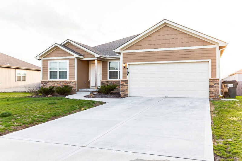 754 S Magnolia St, Gardner, KS 66030 House for Rent in Gardner, KS