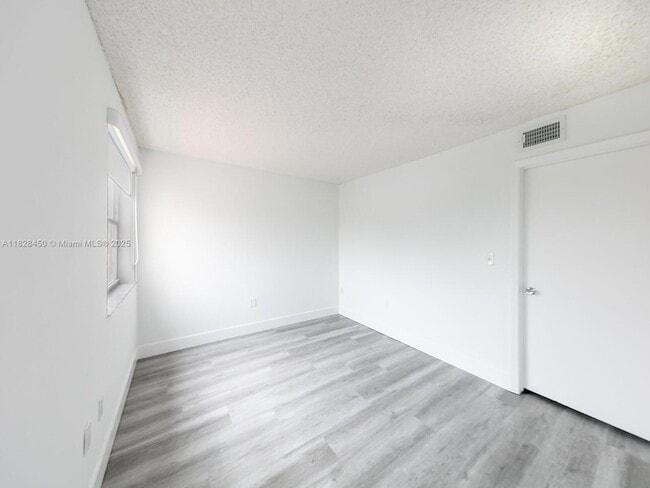 Foto del edificio - 670 NW 85th Pl
