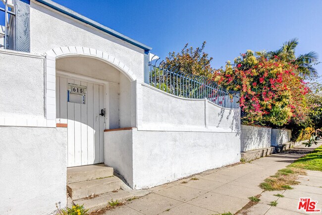 Building Photo - 615 E Sunset Ave