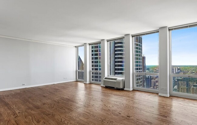 Building Photo - 111 E Chestnut St