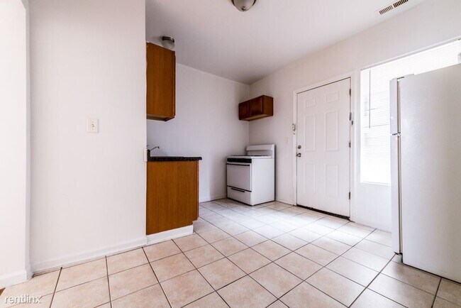 Building Photo - 1 br, 1 bath Apartment - 8155 S Maryland Ave