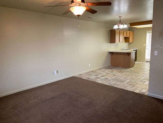Building Photo - Middle unit available on Academy!