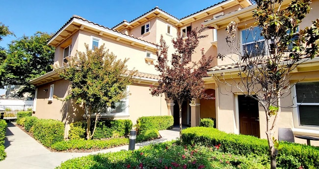 Building Photo - Beautifully Remolded Upscale 2 bed 2 bath ...