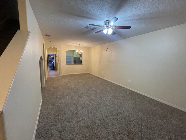 Building Photo - Spacious and open!