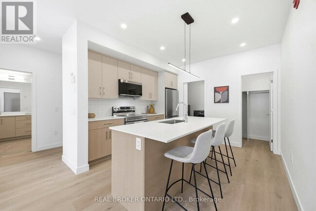 Building Photo - 184 Woodroffe Ave