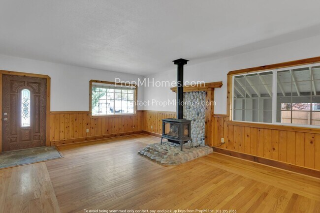 Building Photo - Three Bedroom Classic Bungalow Completely ...