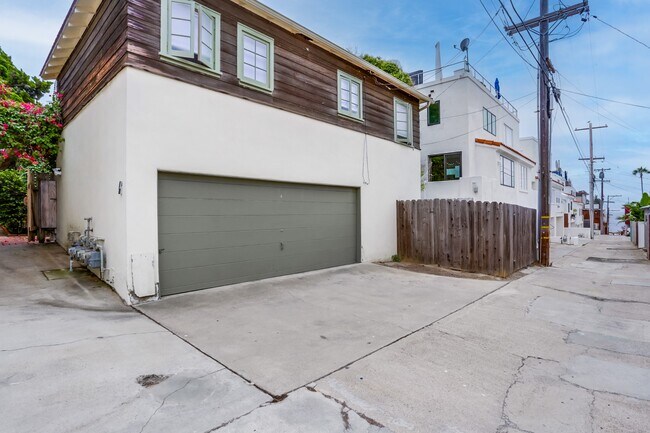 Building Photo - 338 Gravilla St