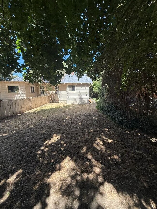 Building Photo - 2130 Vine Ave