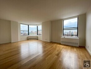 Building Photo - Beautiful 3 Bedroom 2.5 bath Apartment In ...